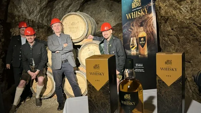Die Erzberg Stollenpilze, die in Stollen des Erzbergs wachsen, haben einen flüssigen Nachbarn: der Erzberg Whisky, der in einem Nebenstollen in Eichenfässern reift.