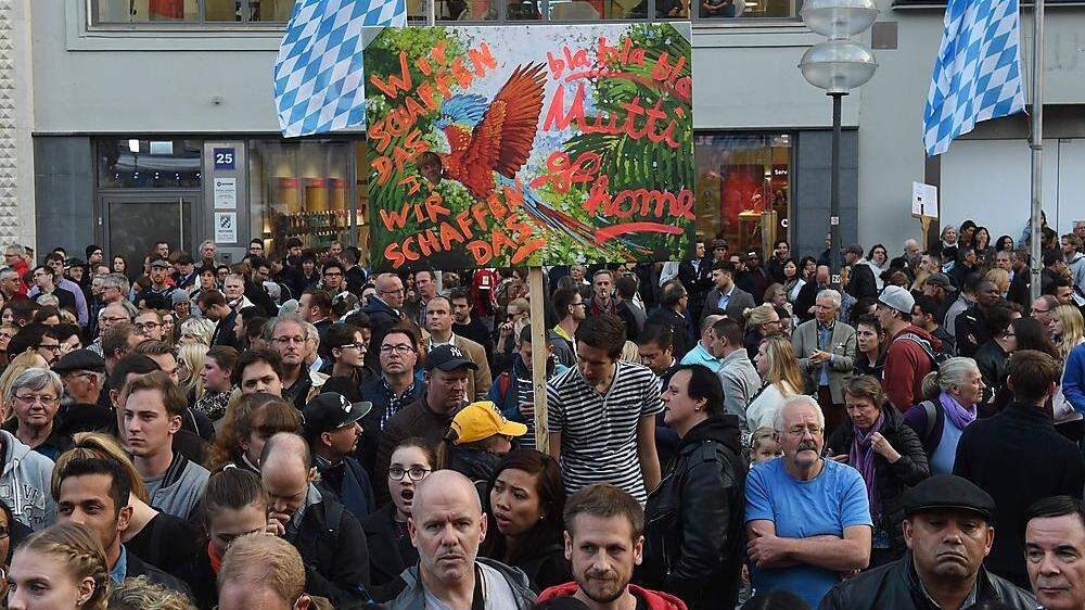 Massiver Protest gegen Merkel 