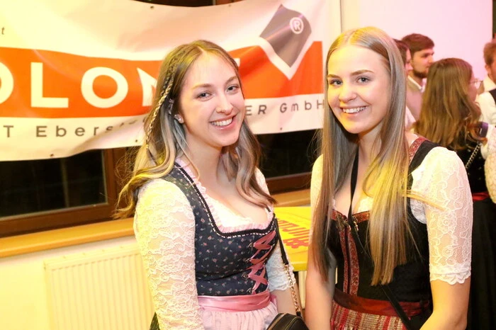 Ob in schmucker Tracht oder im eleganten Outfit: Viel Jugend war am Samstagabend ins Görtschitztal gepilgert, um bei diesem Event dabei zu sein. 