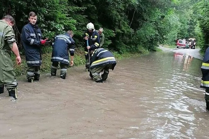 Auch in Zöbern (NÖ) mussten Feuerwehren gegen die Wassermassen ankämpfen.