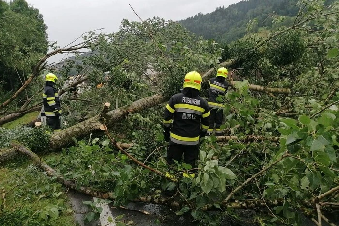 Rund 400 Florianis stehen im Einsatz, um die Schäden aufzuarbeiten