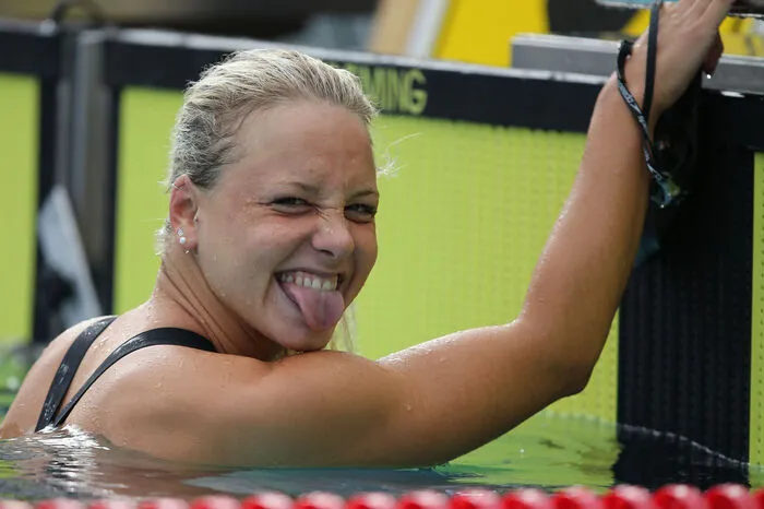 LISA ZAISER Mit 17 Jahren war Schwimmnixe Lisa Zaiser bei den Olympischen Spielen in London die jüngste Athletin im rot-weiß-roten Team. Mittlerweile ist die Baldramsdorferin 21 und kann ihren Start am 8. August an der Copacabana kaum abwarten: „Mit 21 bei den zweiten Spielen dabei zu sein, ist richtig cool. Dort begegnet jeder jedem auf Augenhöhe. Für einen Sportler ist das, das höchste der Gefühle.“ Auf Teneriffa holte sich die Blondine, die über 200 Meter Lagen an den Start geht, den letzten Schliff. „Ich bin in Rio, um alles zu geben, und für mich gibt es nur Vollgas.“