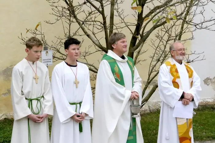 Festlich empfangen wurden die Teilnehmer im Stiftshof von den Geistlichen Armin Obmann und Christian Stromberger (von rechts), welche die Gläubigen in die Kirche zur Hubertusmesse begleiteten.