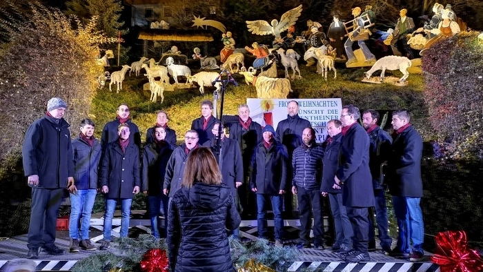 Zahlreiche Besucher tummelten sich auf dem 3. Radentheiner Adventpfad, organisiert von der Radentheiner Wirtschaft, und lauschten den Klängen heimischer Chöre (hier der MGV Kaning).
