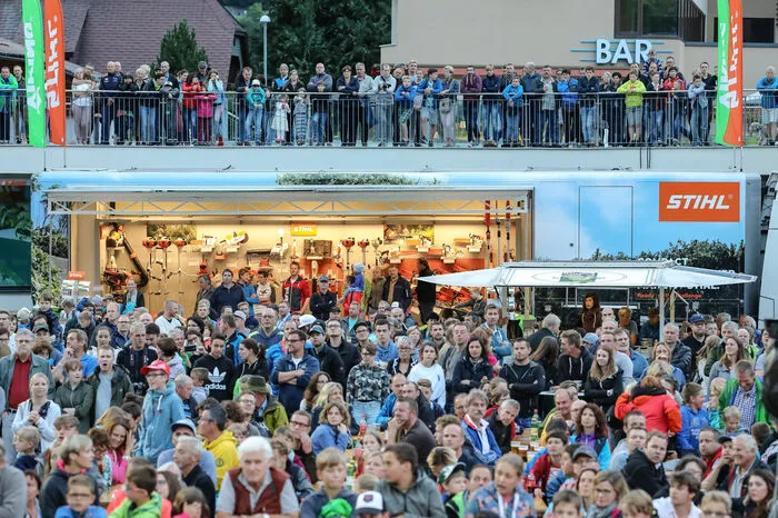 ... viele interessierte Zuschauer willkommen heißen.