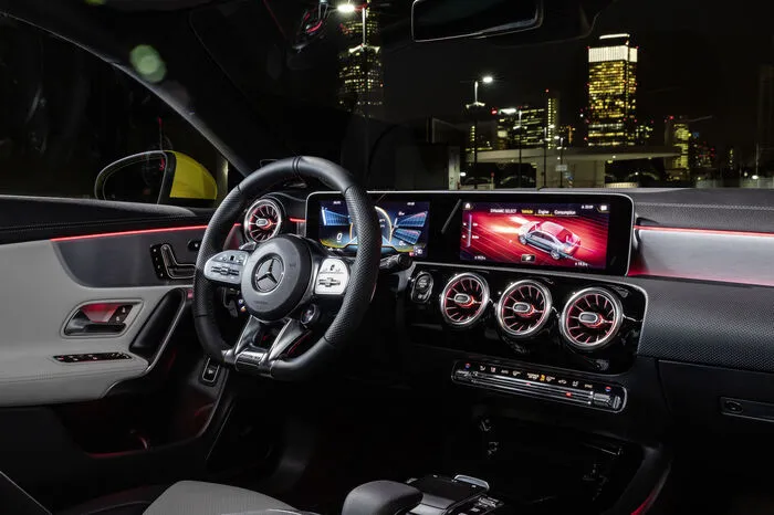 Mit den fünf Fahrmodi – Glätte, Komfort, Sport, Sport+ und Individual – kann man das Coupé nach Lust und Laune abstimmen. Als neues Feature verfügt der neue CLA 35 über „AMG Dynamics“: Diese integrierte Fahrdynamikregelung erweitert die stabilisierenden Funktionen des ESP um agilisierende Eingriffe je nach Fahrerwunsch.