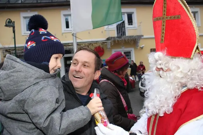 Diszipliniert und geduldig warteten die vielen Kinder auf die Verteilung der Geschenke und bedankten sich mit glänzenden Augen und einem Lächeln beim Nikolo.