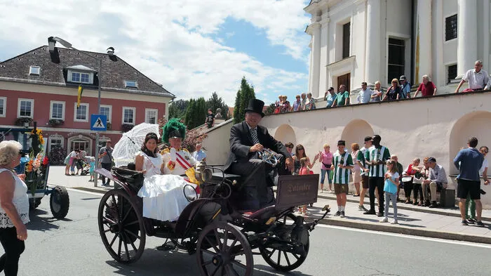 Bürgermeister Herbert Gaggl eröffnete Samstag kurz vor Mittag das 32. Kaiser Arnulfsfest in Moosburg. Nach dem Festumzug starteten die Feierlichkeiten rund um das Schloss Moosburg zum ersten Mal unter dem Motto "Zauberhaftes Moosburg".