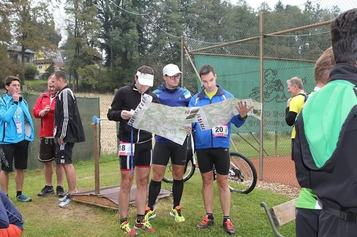 Bei dem Orientierungslauf - die Stationen wurden erst kurz vor dem Start bekanntgegeben - müssen die Teilnehmer nicht nur die vorgegebene Strecke zurücklegen, sondern an jeder Station auch verschiedene Köstlichkeiten verzehren, um in die Wertung zu kommen.