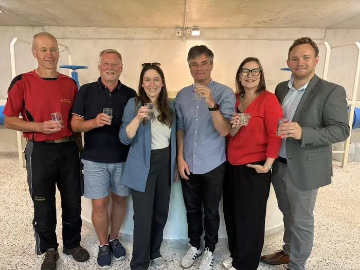 Die Wassermeister Bernhard Schmidt und Kurt Liebminger, die Nationalratsabgeordneten Julia Herr und Wolfgang Moitzi, Bürgermeisterin Elke Florian und Johannes Hinterleitner (Stadtwerke) kosten das quellfrische Trinkwasser