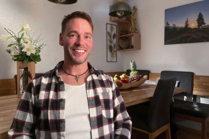 Ludwig, 39-jähriger Friseur aus Salzburg, sucht über die Liebesg’schichten seinen Traummann, weil er das Daten im Internet frustrierend findet. „Es wird alles immer oberflächlicher. Wenn man nicht das perfekte Zahnpasta-Lächeln oder die perfekten blauen Augen hat, dann ist man gleich uninteressant.“ Der neue Mann in Ludwigs Leben darf gerne einen Bart und Brusthaare haben. „Ich möchte keine Tussi, es sollte schon ein g’standener Mann sein, kein Modepupperl zum Anziehen. Er soll sich auch nicht gleich auf den Finger hauen, wenn er einen Nagel einschlagen muss,“ erklärt der Friseur mit einem Augenzwinkern. Der neue Partner des 39-Jährigen darf gern etwas älter oder jünger sein. Stramme Wadeln, die in der Lederhose eine gute Figur machen, bringen den Salzburger zum Strahlen. „Das finde ich einfach total sexy!“ Aber nur Schönheit allein ist zu wenig für den gefühlvollen Ludwig. Auch charakterlich sollte der neue Prachtkerl ein Lotto-Sechser sein. Familiensinn, Gemütlichkeit, aber schon auch Spaß und Geselligkeit.