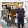 Klagenfurter holen sich am Messegelände ihr gratis Trinkwasser vom Bundesheer.