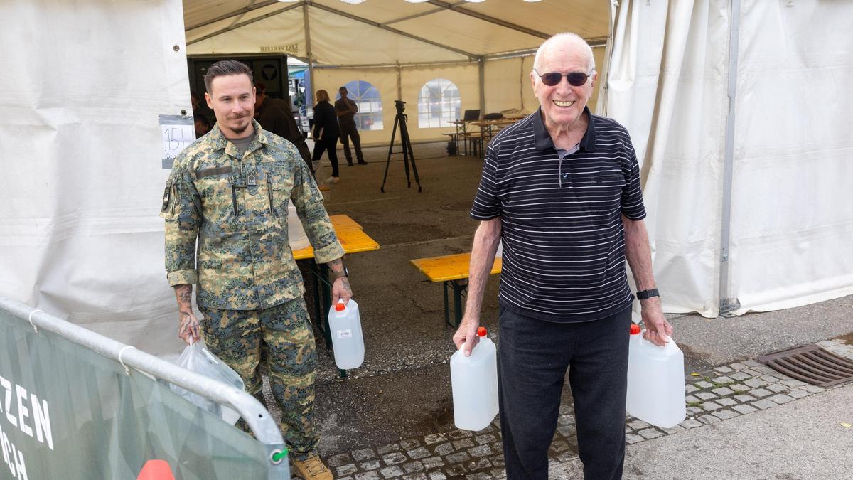 Klagenfurter holen sich am Messegelände ihr gratis Trinkwasser vom Bundesheer.