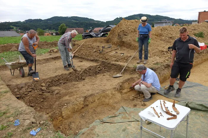 Ein Grabungs-Team der Archäologisch-Sozialen Initiative Steiermark rund um Bernhard Schrettle und Grabungsleiter Florian Mauthner betreibt deshalb in unmittelbarer Nähe zu dem Fürstengrabhügel in Kleinklein eine Grabung.