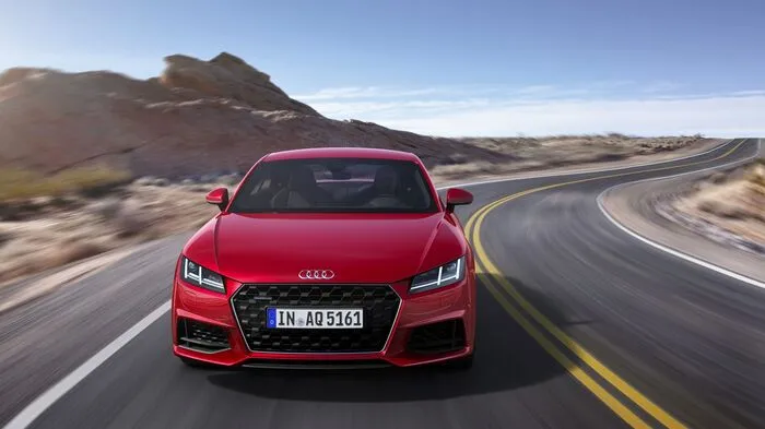 Zwanzig Jahre nach dem Seriendebüt des Ur-TT spendieren die Ingolstädter der dritten Generation des Audi TT ein Update. Sowohl dem Coupé als auch dem Cabrio.
