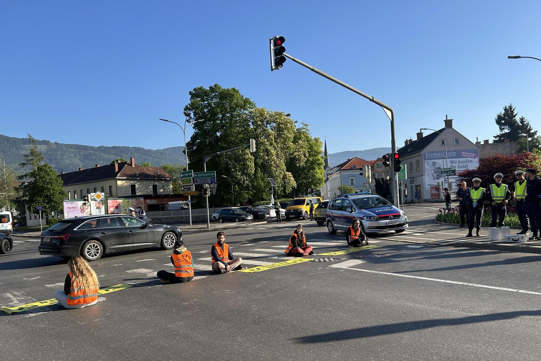 In Schulnähe: Klimakleber blockierten zum ersten Mal Straße in Leoben