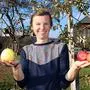 Elke Müllegger setzt auf der Streuobstwiese auf verschieden Obstsorten - von Äpfeln bis Zwetschken 