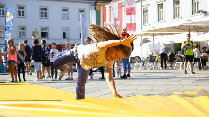 Seit 8.30 Uhr sind am Hauptplatz zahlreiche Vereine aus dem Bezirk vertreten, die zum Sporteln aufrufen möchten.