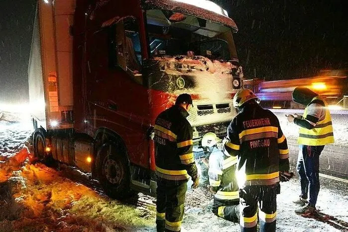 Schnee auch im Wechselgebiet: Einsatzkräfte bergen einen Lkw, der auf der A2 bei Aspang (NÖ) hängen geblieben ist