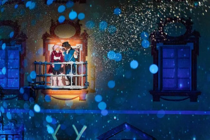 Brixner Weihnachtsmarkt. Das magische Licht-Musical „Liora“ lädt täglich um 17.30 Uhr in der Hofburg zum Staunen ein: Dabei wird die Geschichte vom Mädchen Liora und Monsieur TickTack erzählt, die darum ringen, dass ihre Stadt nicht in die Dunkelheit stürzt.Wo? Auf dem Domplatz in Brixen.Bis 6. Jänner. www.brixen.org/weihnachten