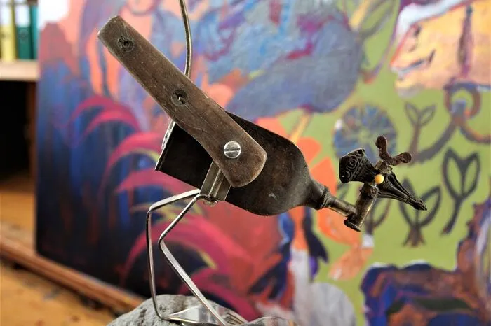 Ein besonderer Vogel aus Besteck, Holz- und Eisenteilen