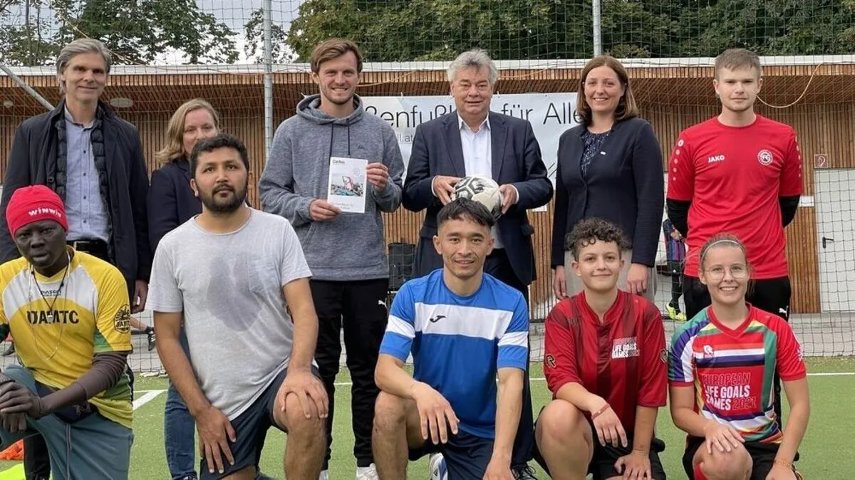 Werner Kogler und Caritas-Chefin Nora Tödtling-Musenbichler (hinten 2. und 3. von rechts) mit Initiatoren und Teilnehmern des Projekts
