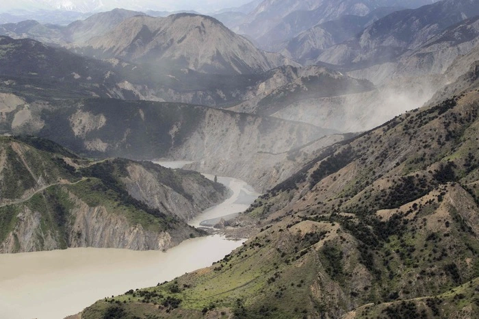 Der Staub hängt nach einem Nachbeben noch über dem Clarence River.