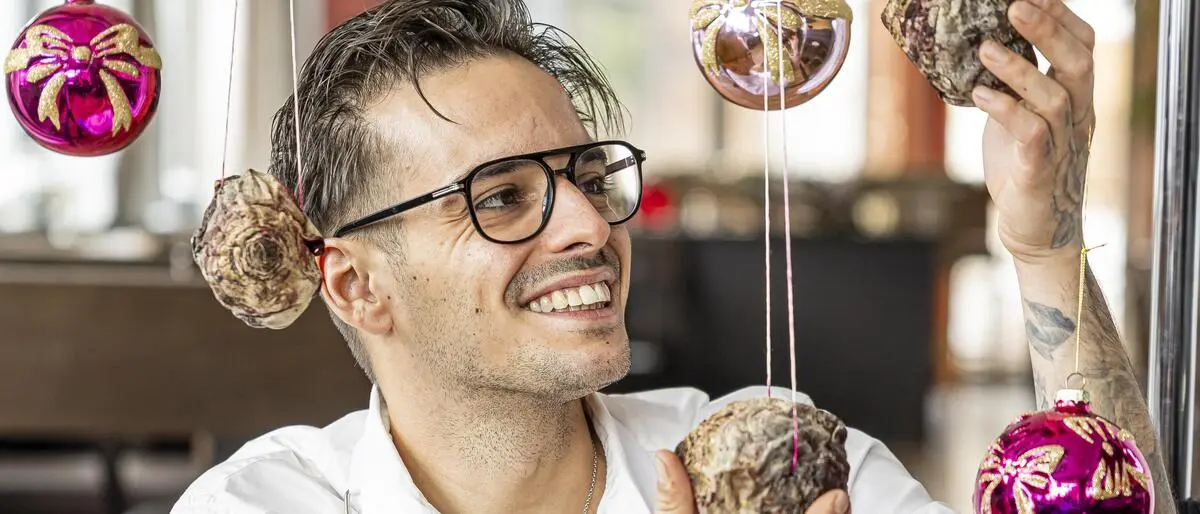 Küchenchef David Senfter hält Kugeln und Rüben in den Händen