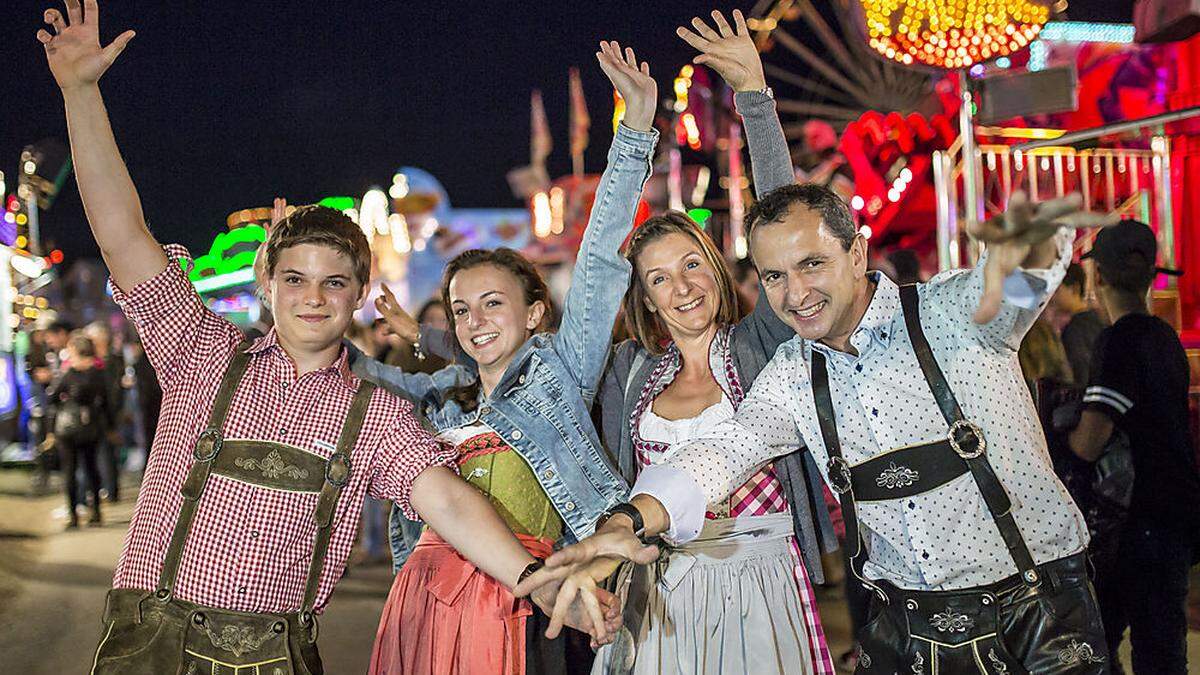 Hallam Stevens (links) hat mit seiner Freundin Sandra Lotteritsch (zweite von links) und deren Eltern Manuela und Peter Lotteritsch seine erste Lederhose gekauft