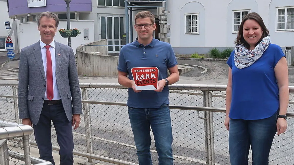 Fritz Kratzer, Philip Hiden und Natalia Bauernhofer vor dem KuZ