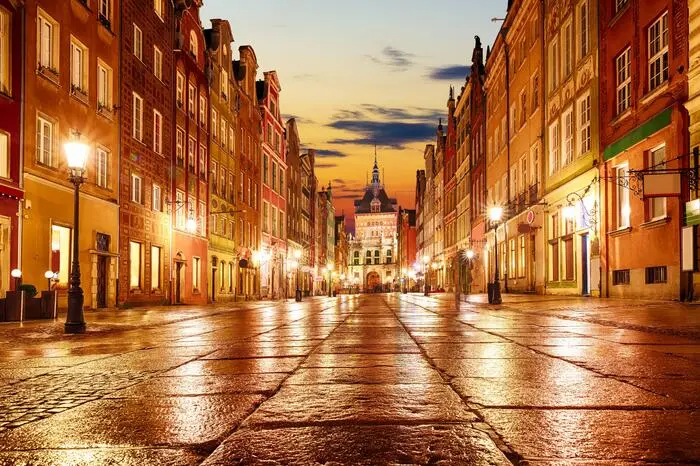 Die Altstadt. Das historische Zentrum von Danzig mag klein sein, dennoch kommt man aus dem Schauen nicht heraus: Die Straßen und Gassen mit bunten, schmalen und reich verzierten Patrizierhäuser erstrecken sich zwischen dem Goldenen und dem Grünen Tor, am meisten los ist auf der Langgasse (Ulica Dluga). In den Cafés, Restaurants und Lokalen spielt sich dort auch das äußerst muntere Nachtleben der Stadt ab.