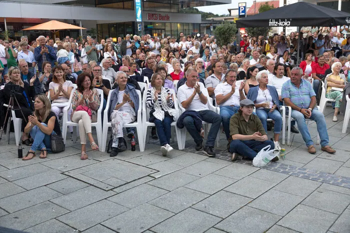 Der Andrang der Fans war groß, das Wetter hat perfekt zum stimmungsvollen Abend gepasst.