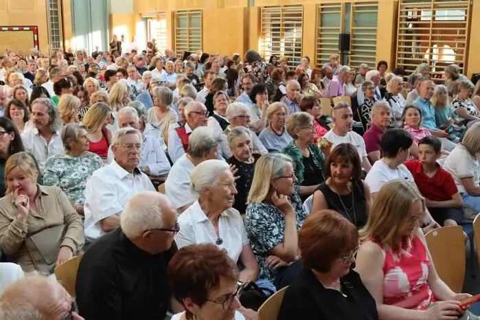 Im bis auf den letzten Platz gefüllten Kultursaal gesichtet wurden unter anderem Bürgermeister Harald Jannach, Provisor Charles Ogbunambala, Gauobmann-Stellvertreter Franz Kostwein, Ärztin Sabine Wolkenstein sowie Musiker Michael Gabernig. 