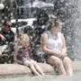 Beim Brunnen am Eisernen Tor suchen die Grazerinnen und Grazer Abkühlung