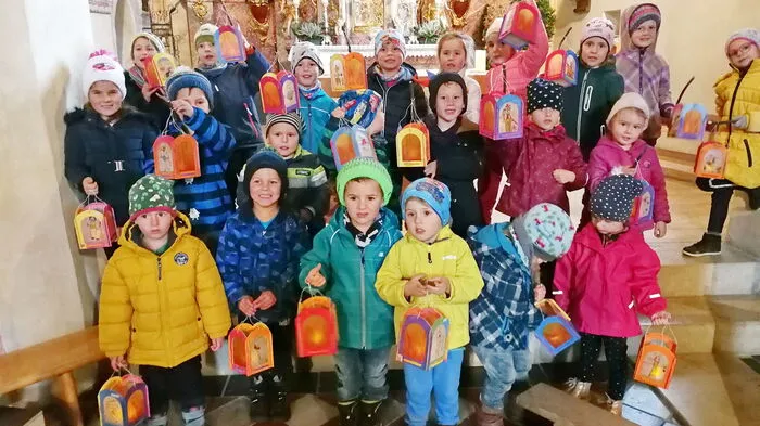 Die Laternen sind schon gebastelt, nur die Texte haben die Muauer Kindergartenkinder am Freitag (8. November) noch einmal geprobt - damit alles für das Laternenfest bereit ist. 