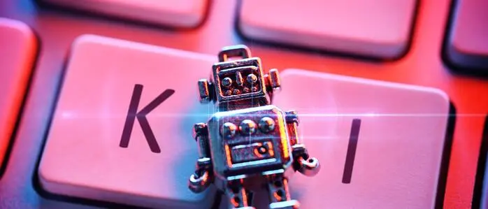 Kleiner Roboterfigur auf einer Tastatur