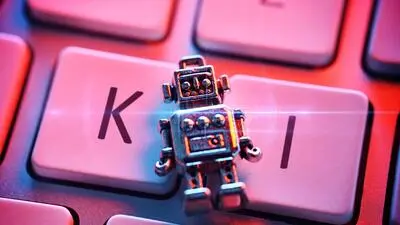 Kleiner Roboterfigur auf einer Tastatur
