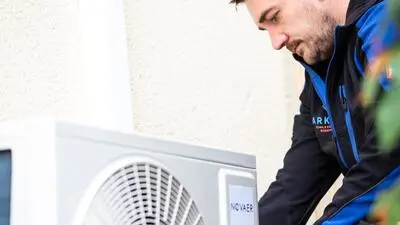 Ein Mann arbeitet an einer Klimaanlage