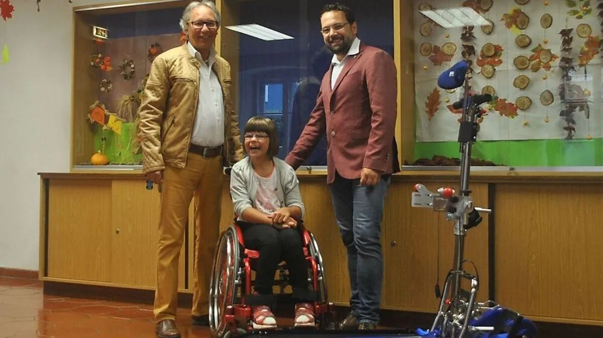 Große Freude über neue Treppenraupe in der Sonderschule Lienz