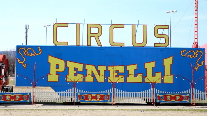Clowns, Akrobaten, Dompteure, Feuerspucker und Kamele: Das und vieles mehr gab es alles am Wochenende beim „Circus Penelli“ (Zirkusdirektor Josef Reinhard) zu sehen, der für ein paar Tage am Rennbahngelände in St. Veit seine Zelte aufgeschlagen hatte. 
