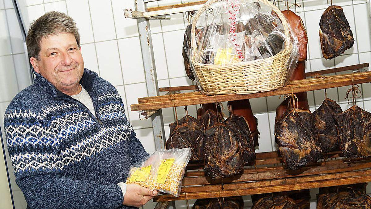 Hermann Steinbauer mit einigen Produkten aus seiner hofeigenen Verarbeitung 