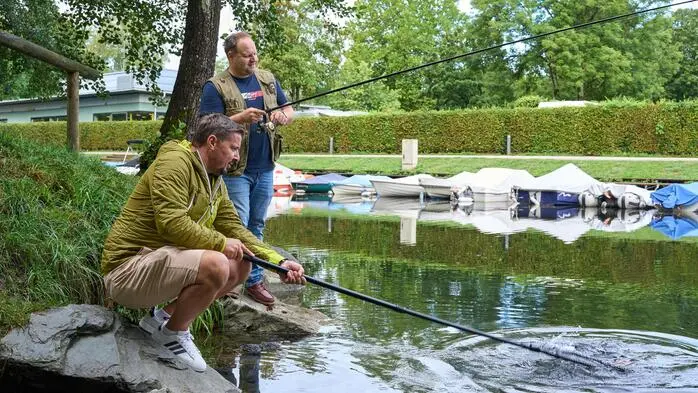 Nicht nur Thomas DiBernardo (vorne) und Robert Berger fischen am Lendkanal