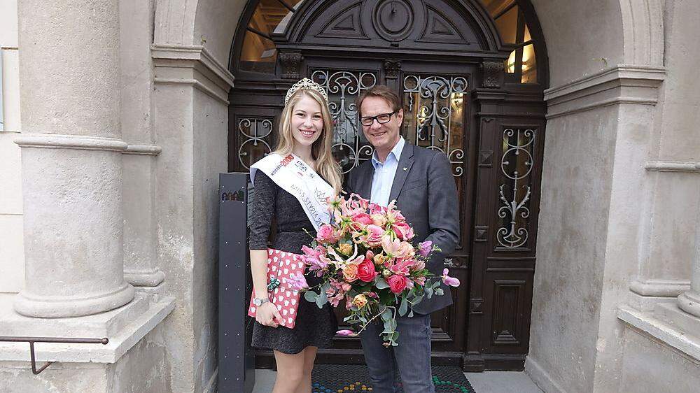 Bürgermeister Marcus Martschitsch überreichte Miss Styria Larissa Robitschko als kleines Geschenk ein Hartberg-Buch und einen Blumenstrauß