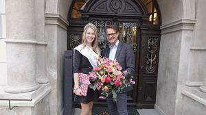 Bürgermeister Marcus Martschitsch überreichte Miss Styria Larissa Robitschko als kleines Geschenk ein Hartberg-Buch und einen Blumenstrauß