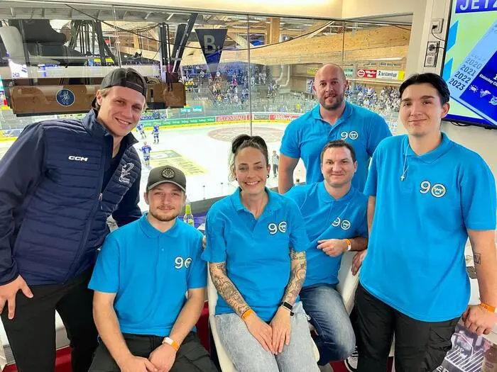 Teammitglieder zu Gast in der VIP-Box beim EC VSV