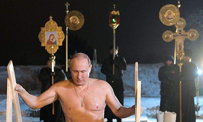 Putin tauchte umgeben von Popen und Ikonen bei minus fünf Grad ins Wasser
