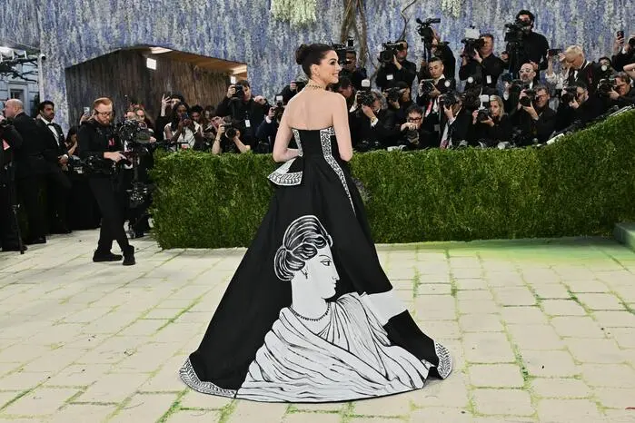Schauspielerin Anne Hathaway im Blitzlichtgewitter.