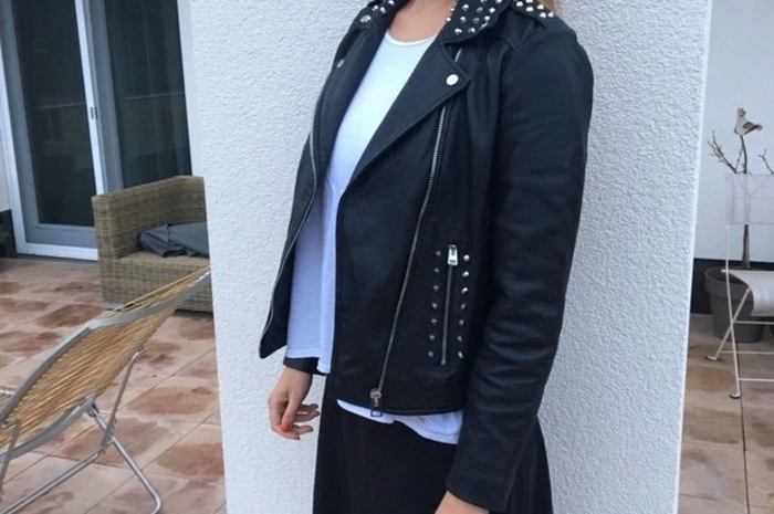 Beworben hat sie sich so: "Adrenalin Junkie, exaltiert, humorvoll, abenteuerlustig, für jeden Spaß zu haben, entspannte Frohnatur mit einem Hang zu schnellen Autos, das bin ich, Sophie, 21, Red Bull abhängige Jus/Psychologie Studentin! Bis bald!"