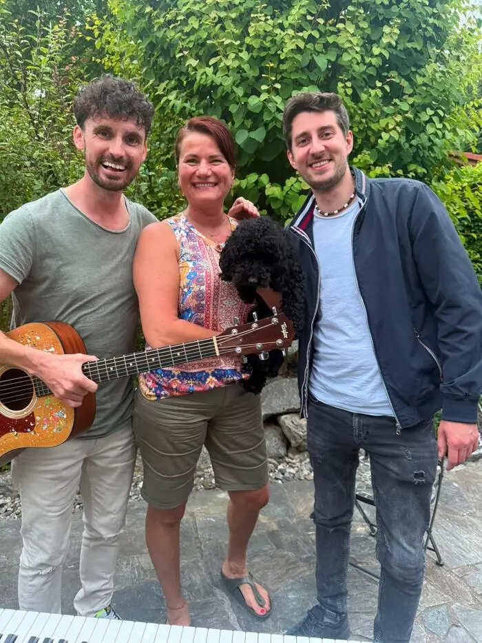 Gute Stimmung beim exklusiven „Terrassenkonzert“: James Cottriall, Valentina Harich, Paul Temmel