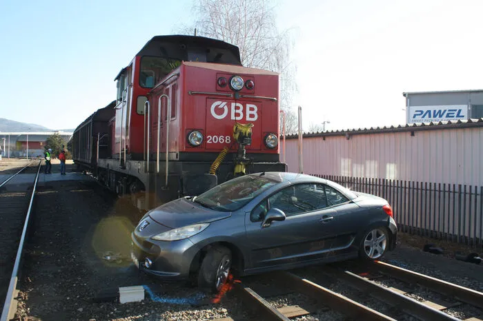 Zum Glück passierte den Insassen nicht sehr viel und konnten alle mit offensichtlich leichten Verletzungen das Fahrzeug verlassen.